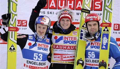 STUPN VTZ. Trio nejlepch skokan po zvod Svtovho pohru ve vcarsku. Zleva: Adam Malysz, Thomas Morgenstern, Matti Hautamaeki.