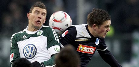 HLAVIKOV SOUBOJ. Edin Deko z Wolfsburgu (vlevo) bojuje o m s Gylfim Thorem Sigurdssonem z Hoffenheimu.