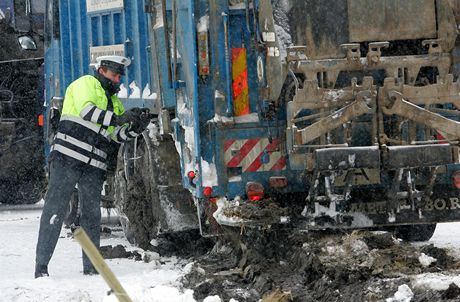 Odvoz odpadk je tvrtým nejrizikovjím povoláním. Pi nehod v Malém Dubiném zahynul v prosinci 40letý popelá.