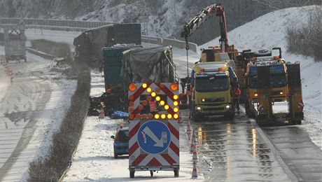 Odklízení nehody na R35 u Lipníka nad Bevou.