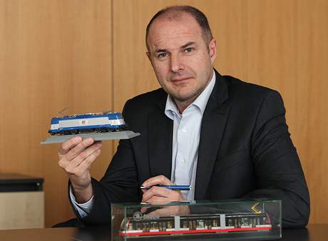 Josef Bernard, generální editel koda Transportation, drí v ruce model nejnovjí  lokomotivy koda 109E.