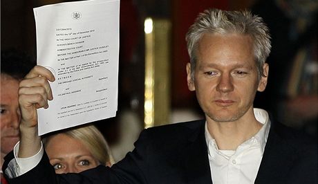Zakladatel serveru WikiLeaks Julian Assange ukazuje dokumenty o svm proputn (16. prosince 2010)