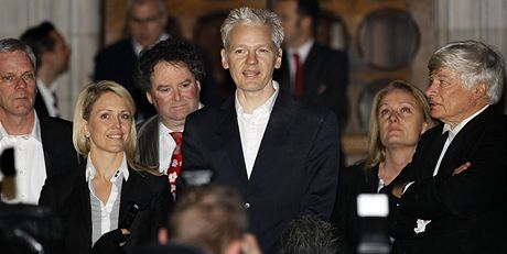 Julian Assange krátce po proputní z vazby (16. prosince 2010)