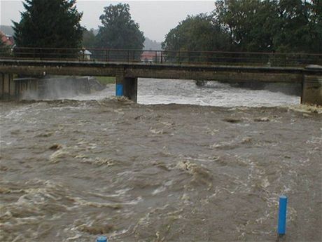 Povodn poniily koryta ek na Jesenicku (na archivním snímku), Hranicku, Perovsku nebo v ásti Olomouce. Lidé se proto nyní obávají jarního tání.