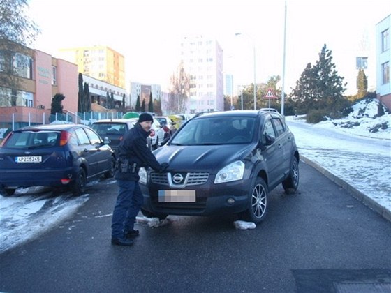 Nissan se klouzal Ohradní ulicí. Okrská Tomá Parýzek jej spolen s kolemjdoucím muem zastavili.