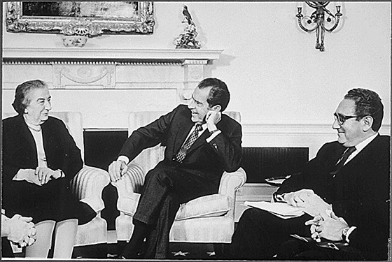 Izraelská premiérka Golda Meirová pi setkání s americkým prezidentem Richardem Nixonem. Vpravo Nixonv bezpenostní poradce Henry Kissinger (1. bezna 1973)