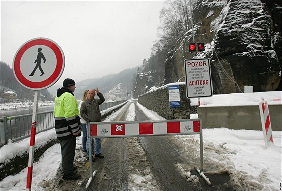 Za závoru smjí jen lidé, kteí v Hensku bydlí a za padající skálou. Ovem jen pky.