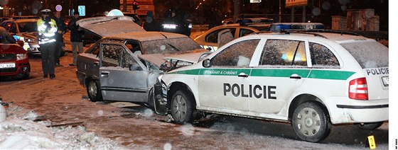 Pi noní honice Plzní idi ujídjícího renaultu narazil na Belánce do policejní fabie, která mu zatarasila cestu. Ti policisté utrpli lehká zranní.