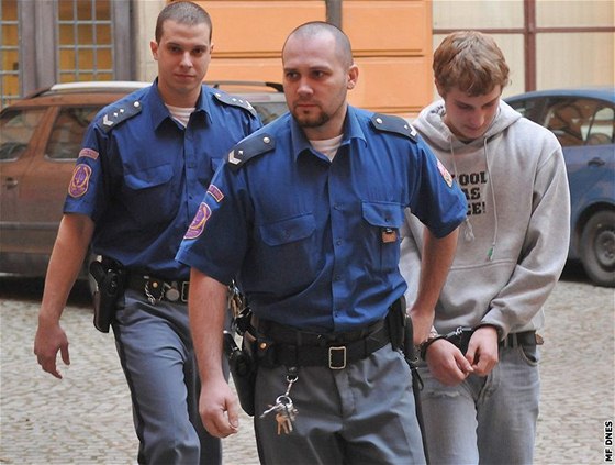 Dvacetiletý Jakub Chvátal dostal za vradu taxikáe v Polné na ársku 17,5 roku vzení.