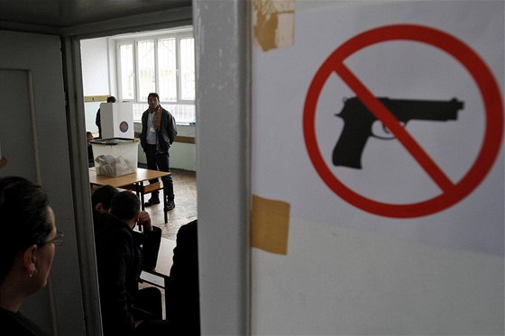 Volební místnost v parlamentních volbách v Kosovu