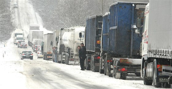 Ucpaná silnice z Ústí nad Labem na Teplic, kamiony nemohou vyjet kopec u odboky na Chlumec 