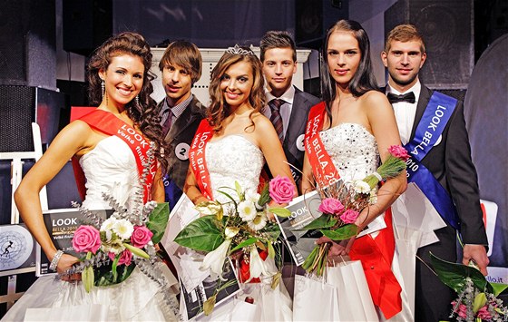 Finále Look Bella 2010 - Vítezka Aneta Grabcová (uprosted),  Alice Kemrová a Kateina Suchárová, vítz Antonín Beránek (uprosted), Jan Sokol, Radek erný  