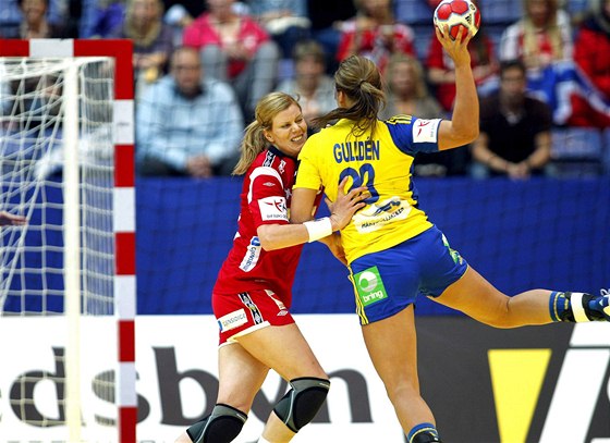védská házenkáka Isabelle Guldenová (ve lutém) stílí v zápase proti Norsku