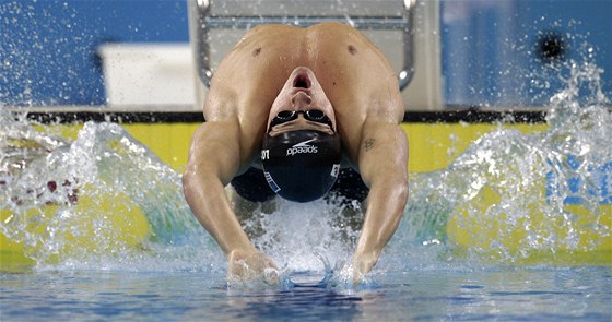 PO ODRAZU. Americký plavec Ryan Lochte po startu na trati 200 metr znak