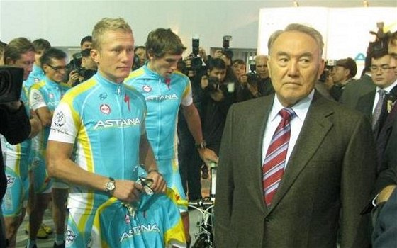 AUDIENCE U NAZARBAJEVA. Roman Kreuziger (v pozadí) se pi návtv Kazachstánu setkal s prezidentem.