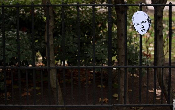 Podobizna Juliana Assange na plot ped londýnským soudem (14. prosince 2010)