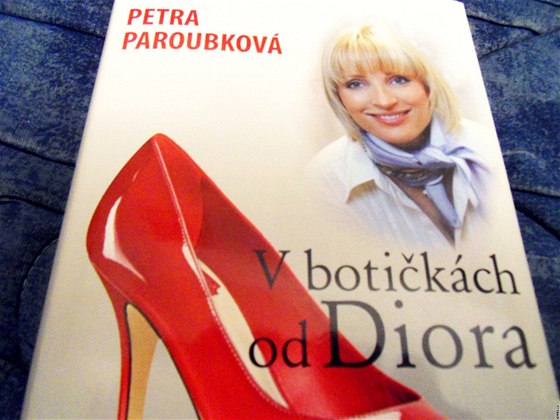 Manelka bývalého premiéra Petra Paroubková napsala knihu V botikách od Diora, v ní popisuje, jak vidí eskou politiku.
