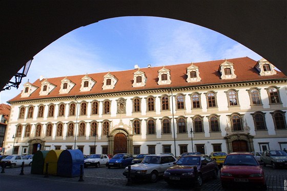 Budova Senátu na Valdtejnském námstí v Praze.