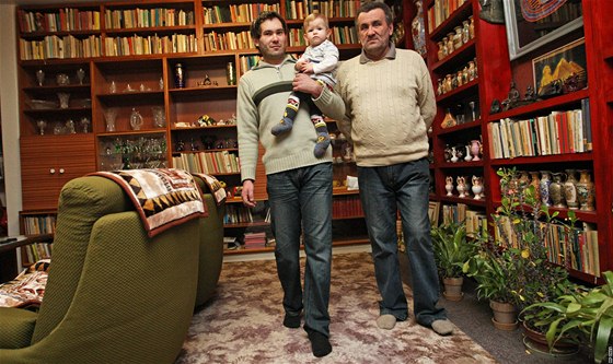 Michal ídek (vlevo) se synem a otcem v dom se zazdnými sudy.