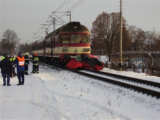 Sráka spného vlaku s autem na pejezdu v Tebechovicích pod Orebem
