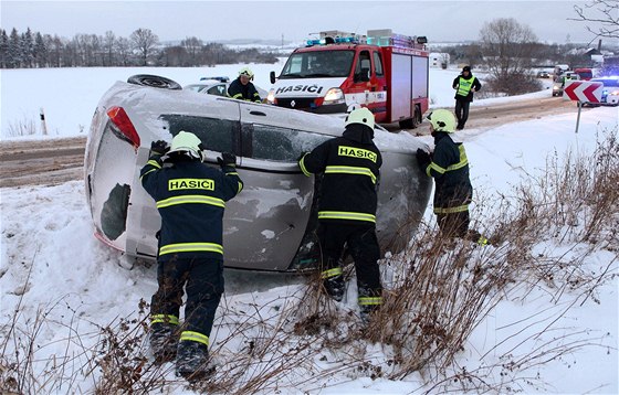 Hasii vyproují pevrácené auto, ilustraní foto