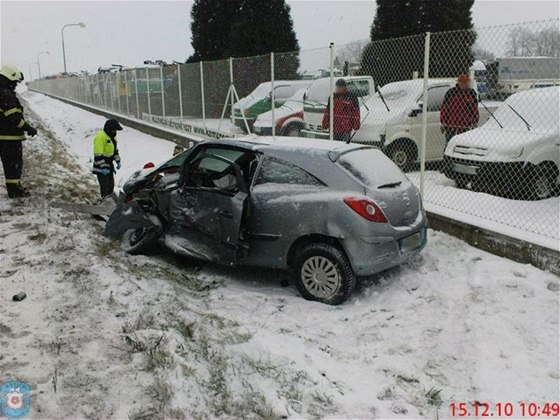 Opel 85letého idie po nehod u Roudnice.