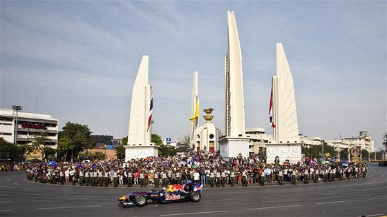 Mark Webber s vozem týmu Red Bull pi jízd ulicemi thajského Bangkoku.