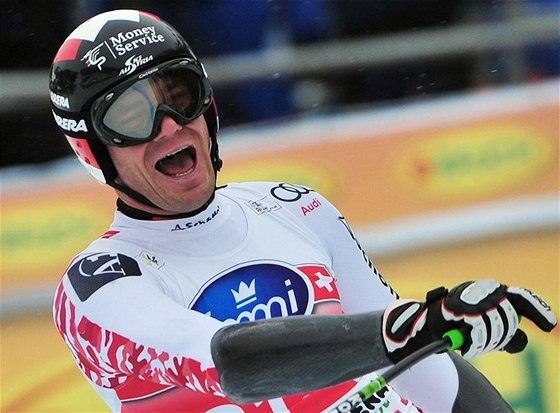 Rakouský lya Michael Walchhofer se raduje v cíli superobího slalomu ve Val Garden. 