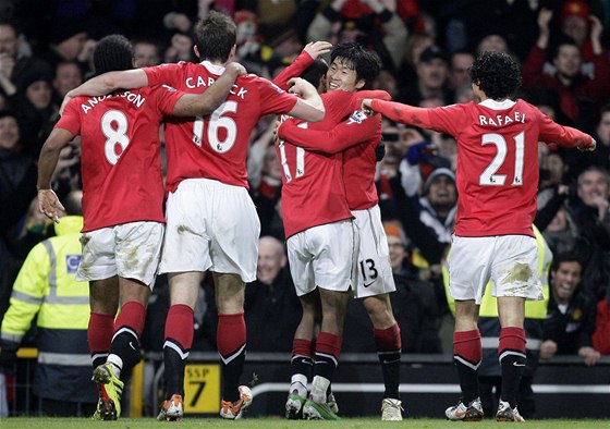 Fotbalisté Manchesteru United se radují z gólu  Park i-songa.