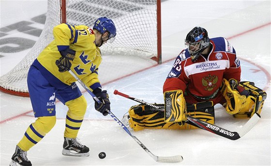 véd Niklas Persson v anci ped ruským gólmanem Vasilike Koekinem.