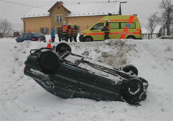 idii na stedoeských silnicích klouou po ledu a snhu. patn sjízdné silnice zavinili nkolik nehod. Ilustraní foto