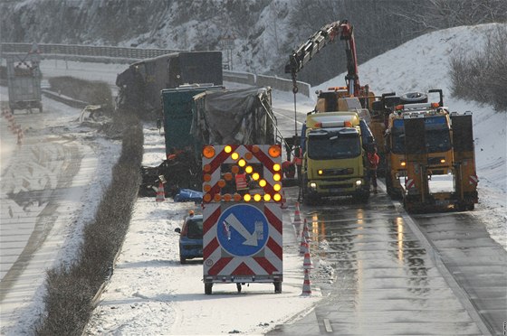 Odklízení nehody na R35 u Lipníka nad Bevou.