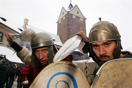 Tomá Polata (vlevo) a Miroslav Dobrý ze spolenosti Daoine Ceilte prezentovali výzbroj na hradním nádvoí hradu Loket.