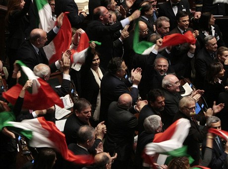 Pznivci Silvia Berlusconiho se raduj pot, co premir peil hlasovn o nedve. (14. prosince 2010)