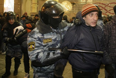 Moskevsk policie zatkla tisc lid pevn z Kavkazu, aby zabrnila stetm s ruskmi nacionalisty. (15. prosince 2010)