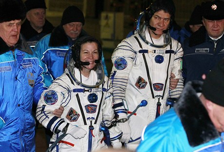 Americk astronautka Catherine Colemanov a jej italsk kolega Paolo Nespoli ped odletem raketoplnu Sojuz TMA-20 k ISS. (15. prosince 2010)