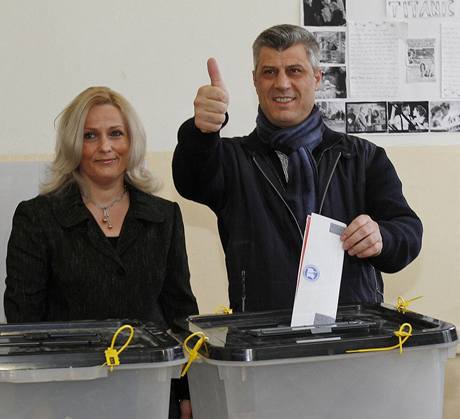 f demokratick strany Kosovo Hashim Thaci se svou enu
