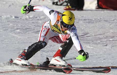 Marcel Hirscher protn clovou ru a vtz ve slalomu SP ve Val d'Isere