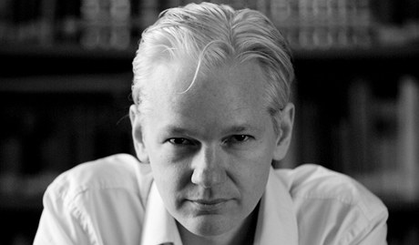 Julian Assange: narodil se v roce 1971 v Austrlii, od t doby je prakticky pod na cestch a bez domova