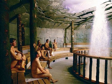 Saunaparadies. Tato sauna se jmenuje Geysirhhle a v pravidelnch intervalech j osvuje gejzr