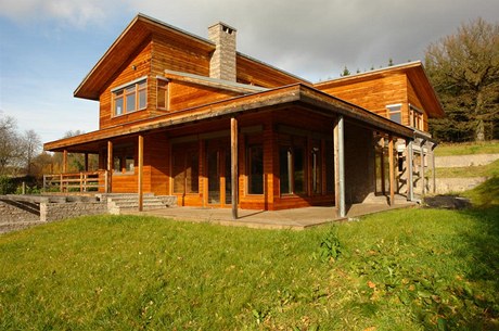 Při návrhu domu se Jan Zemánek volně inspiroval tvorbou amerického architekta Jamese Cutlera, jehož návrhy rezidencí charakterizují kvalitní materiály a citlivé zasazení do divoké přírody západního pobřeží USA Při návrhu domu se Jan Zemánek volně inspiroval tvorbou amerického architekta Jamese Cutlera, jehož návrhy rezidencí charakterizují kvalitní materiály a citlivé zasazení do divoké přírody západního pobřeží USA