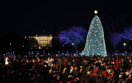 Tradinho rozvcen vnonho stromu se ve Washingtonu zastnilo ti tisce lid (9. prosince 2010)