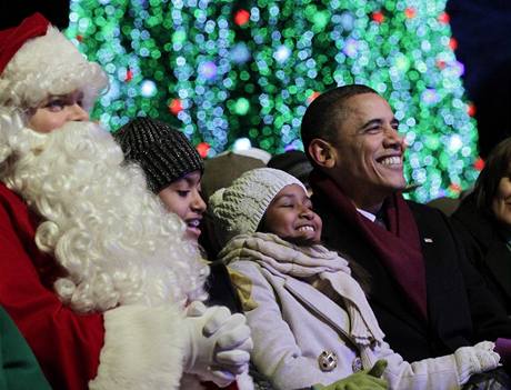 Barack Obama sleduje s dcerami rozsvcen vnonho stromu (9. prosince 2010)