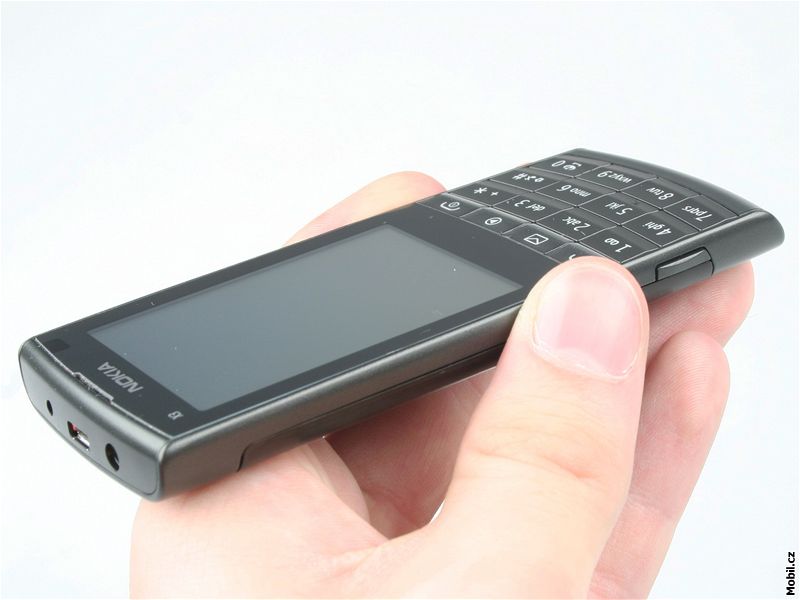 Nokia X3-02 je povedený dotyká ve skuten tenkém obalu.