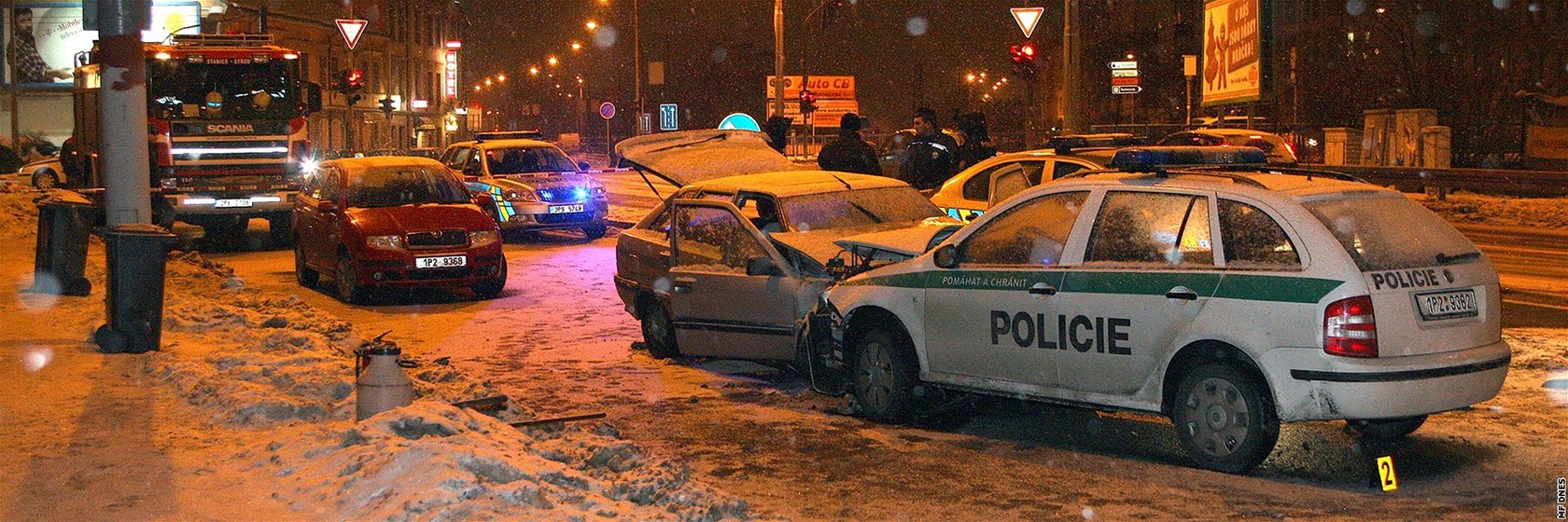 Pi noní honice Plzní idi ujídjícího renaultu narazil na Belánce do policejní fabie, která mu zatarasila cestu. Ti policisté utrpli lehká zranní.