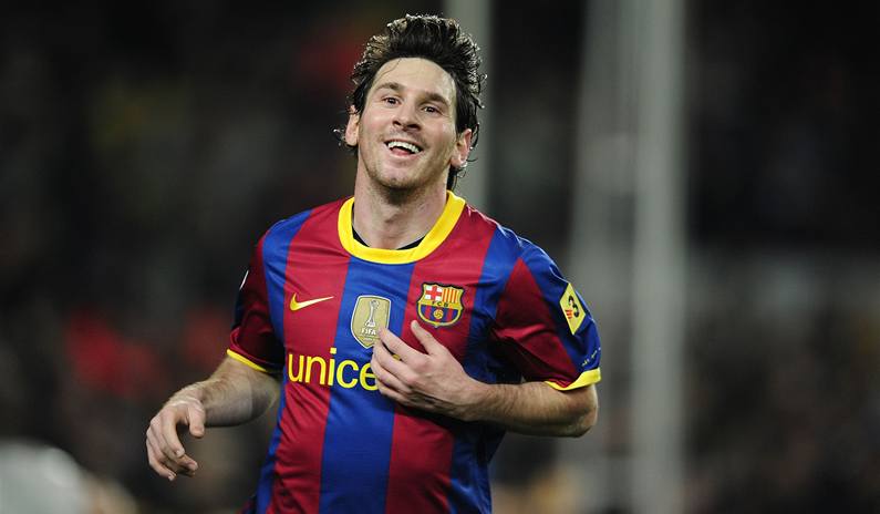 Lionel Messi slaví svj gól do sít San Sebastianu.