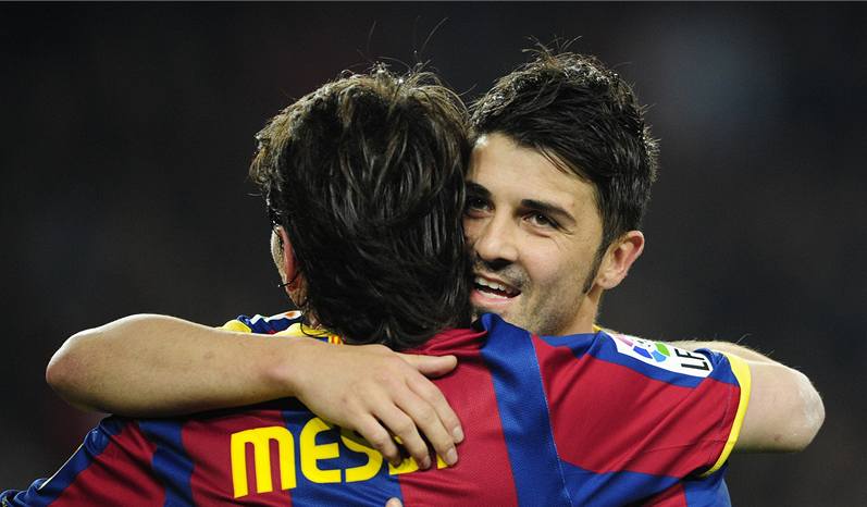 Lionel Messi (zády) slaví s Davidem Villou svj gól do sít San Sebastianu.