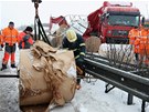 Polsk kamion s paprem zablokoval v sobotu rno silnici R35 ve smru na Ostravu.