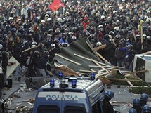 Proti Berlusconiho vld demonstrovaly v ulicch ma tisce lid. (14. prosince 2010)
