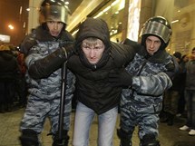 Moskevsk policie zatkla tisc lid pevn z Kavkazu, aby zabrnila stetm s ruskmi nacionalisty. (15. prosince 2010)